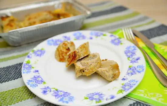 cắt thịt heo cuộn thành những miếng nhỏ