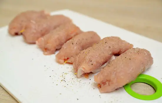 rắc hạt tiêu lên thịt