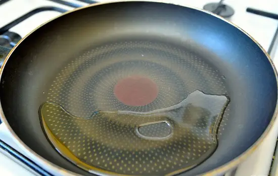làm nóng dầu ăn