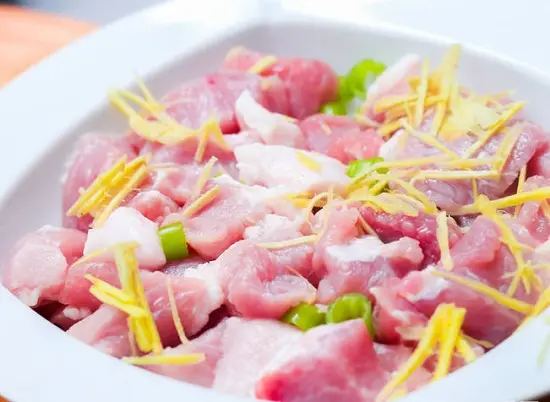 ướp thịt với gừng