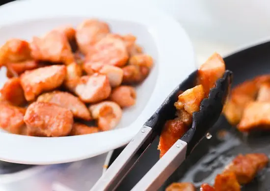 gắp thịt ra ngoài