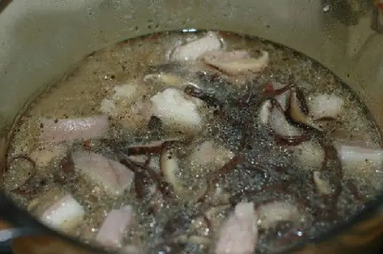 cho mộc nhĩ vào nồi