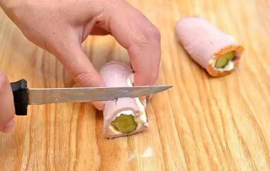 cắt những miếng thịt tròn