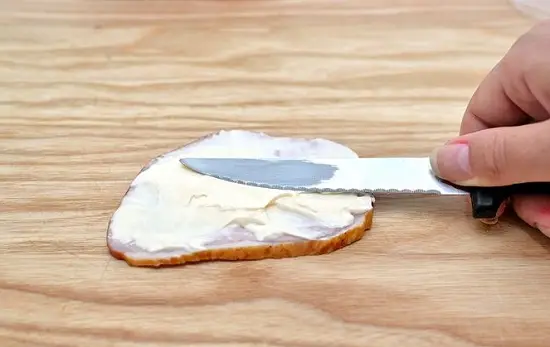 phết kem pho mát lên thịt
