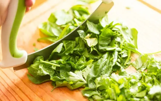 thái nhỏ rau bina và rau mùi tây