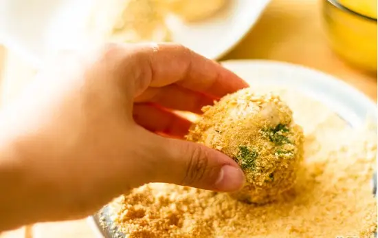 lăn nấm vào vụn bánh mì