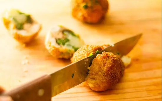 cắt nấm nhồi chiên thành hai phần