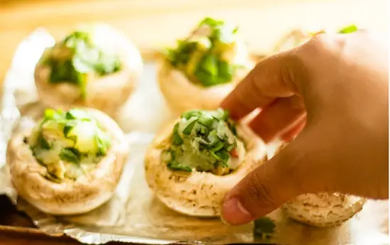 đặt nấm nhồi vào khay nướng
