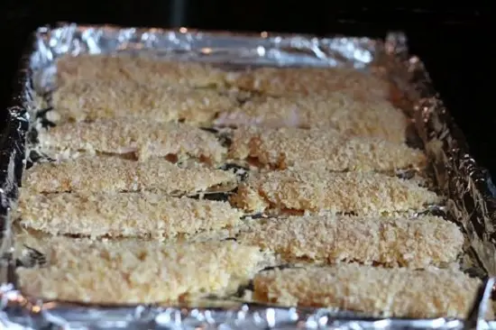xếp thịt gà vào khay