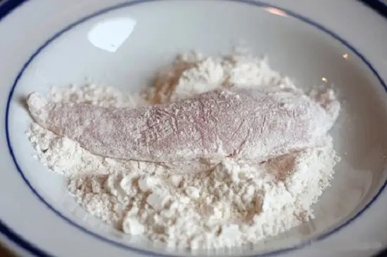lăn thịt gà vào bột mì