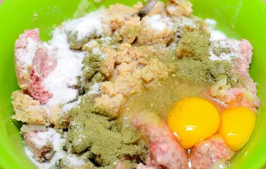 trộn chung các nguyên liệu với nhau