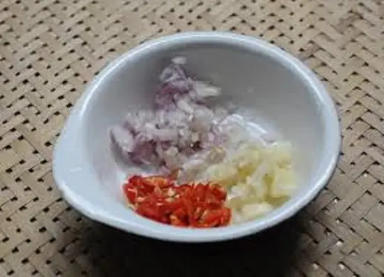 hành, tỏi, ớt thái nhỏ