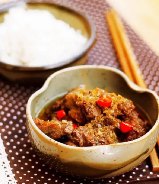 thịt vịt kho sả ăn với cơm nóng