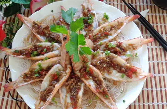 rưới nước xốt lên tôm