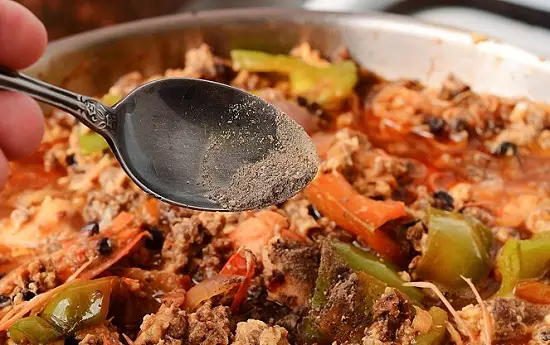 thêm hạt tiêu vào sốt