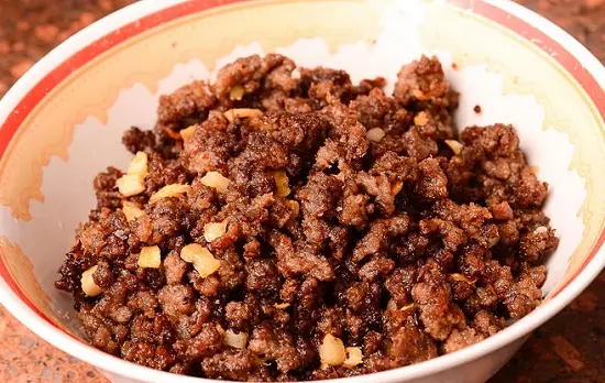 múc thịt heo ra bát