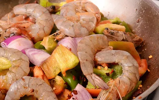 thêm tôm và rau củ