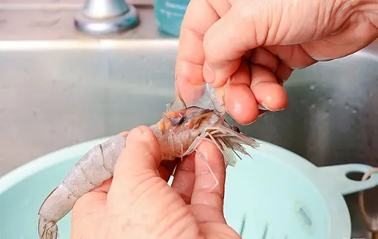 làm sạch tôm