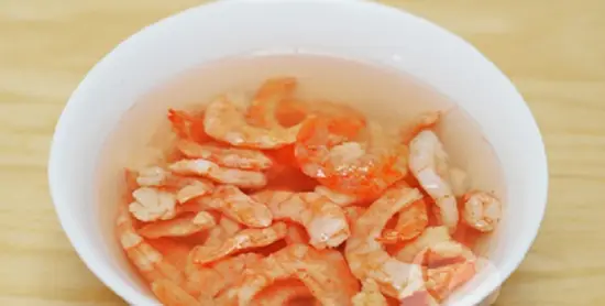ngâm tôm với nước kiệu