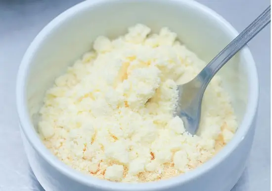 trộn bột sữa với bột bắp