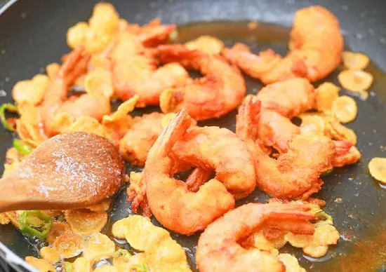 đảo tôm với bánh ngũ cốc