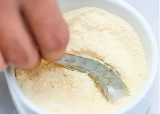 lăn tôm vào hỗn hợp bột sữa
