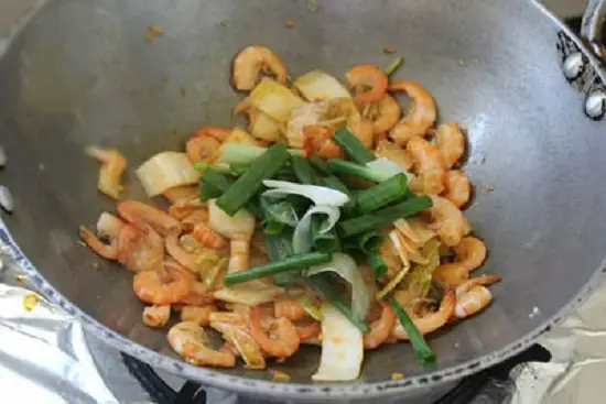 cho kim chi, hành lá vào