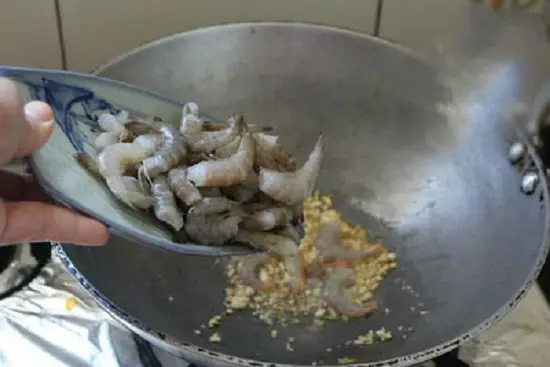 cho tôm vào đảo đều