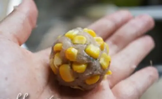 lăn thịt tôm với ngô ngọt