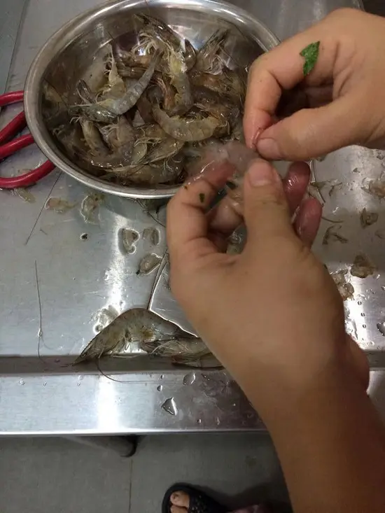 làm sạch tôm