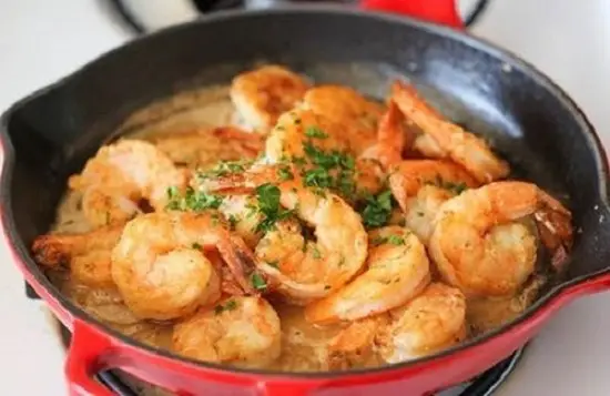 Hoàn thành món tôm xào bơ tỏi