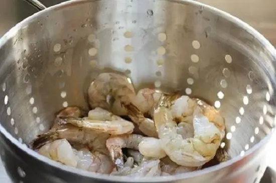 sơ chế tôm làm tôm xào bơ tỏi