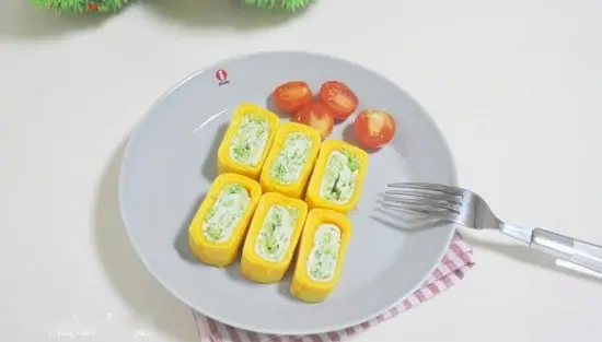 trứng cuộn bông cải