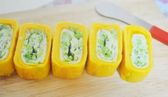 cắt trứng thành nhiều miếng