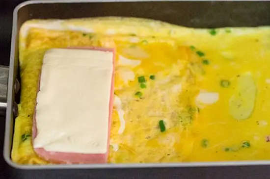 trứng cuộn phô mai cách làm 2