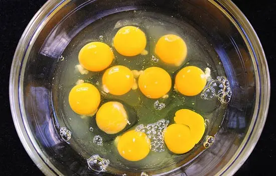 trứng đập ra bát