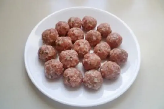 nặn thành những viên thịt