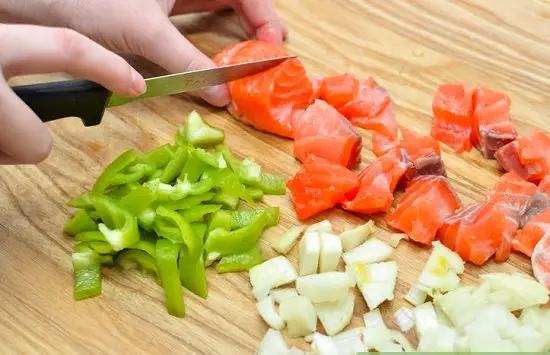Cách làm món trứng tráng cá hồi thơm ngon bổ dưỡng 1