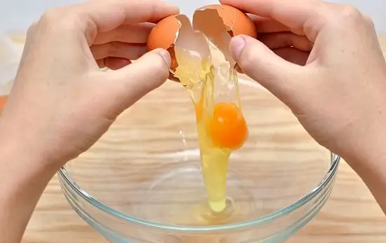 đập trứng ra bát