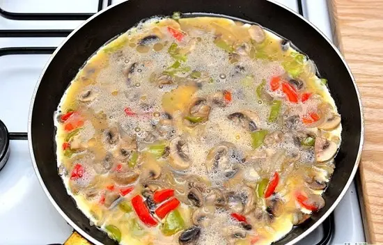 san đều trứng ra khắp chảo
