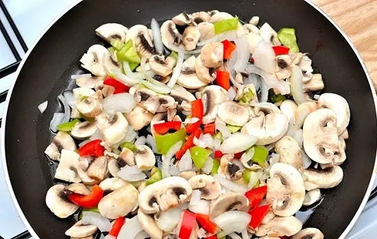 thêm rau củ vào xào đều