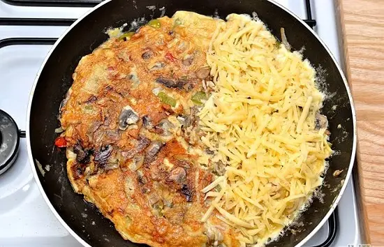 rắc phô mai vụn lên trứng