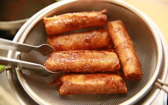 vớt bánh cho ráo dầu