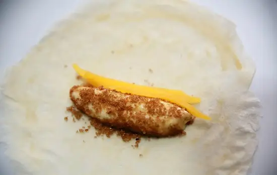 cho chuối, mít vào vỏ bánh