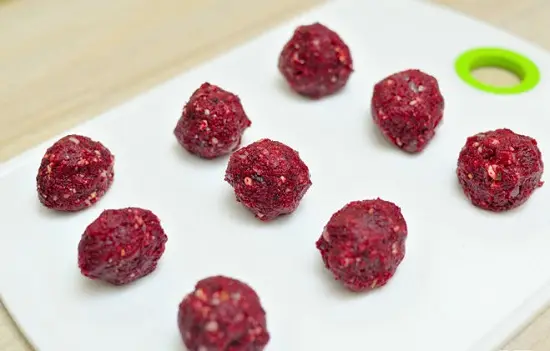nặn rau củ thành những viên tròn