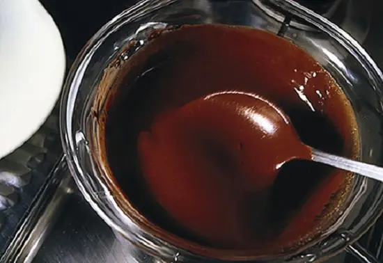 đun chảy bơ và chocolate