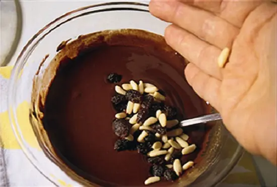 cho hạt khô vào bát chocolate