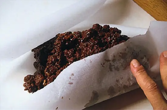 cho hỗn hợp chocolate vào giấy nến