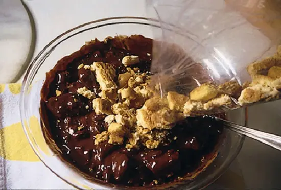 cho bánh quy vào chocolate