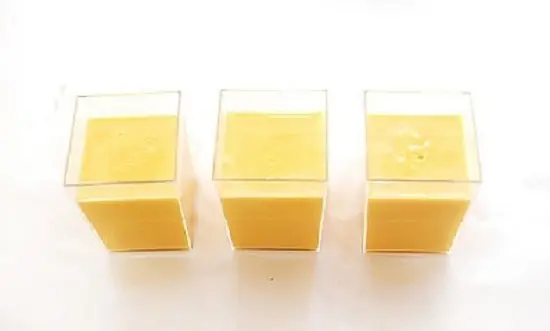 Cho mousse xoài ra cốc